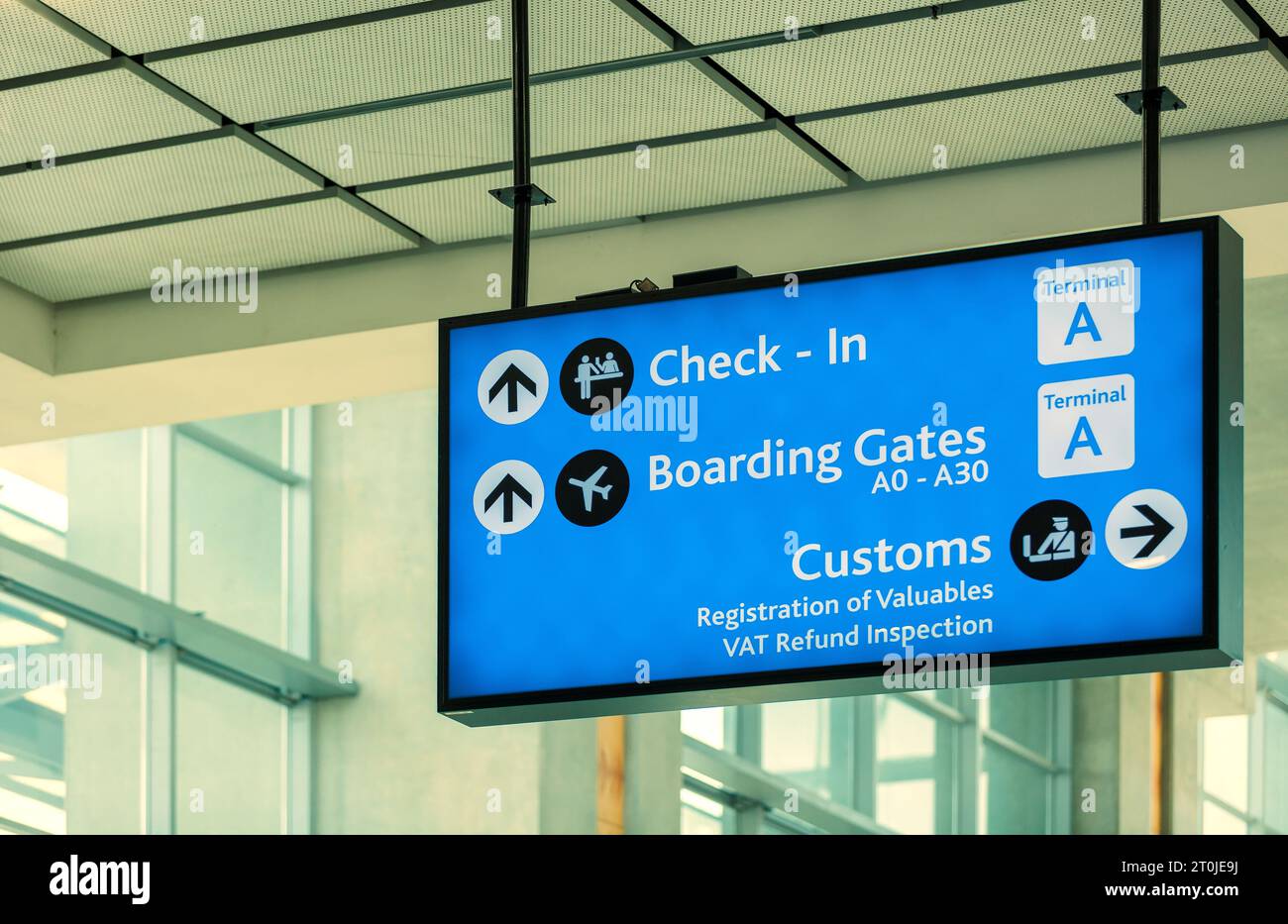 Info-Schild am internationalen Flughafen - Wegbeschreibungen für Check-in und Boarding Gate - Anmeldungen und kundenspezifische Informationen an Terminal-Verbindungen Stockfoto