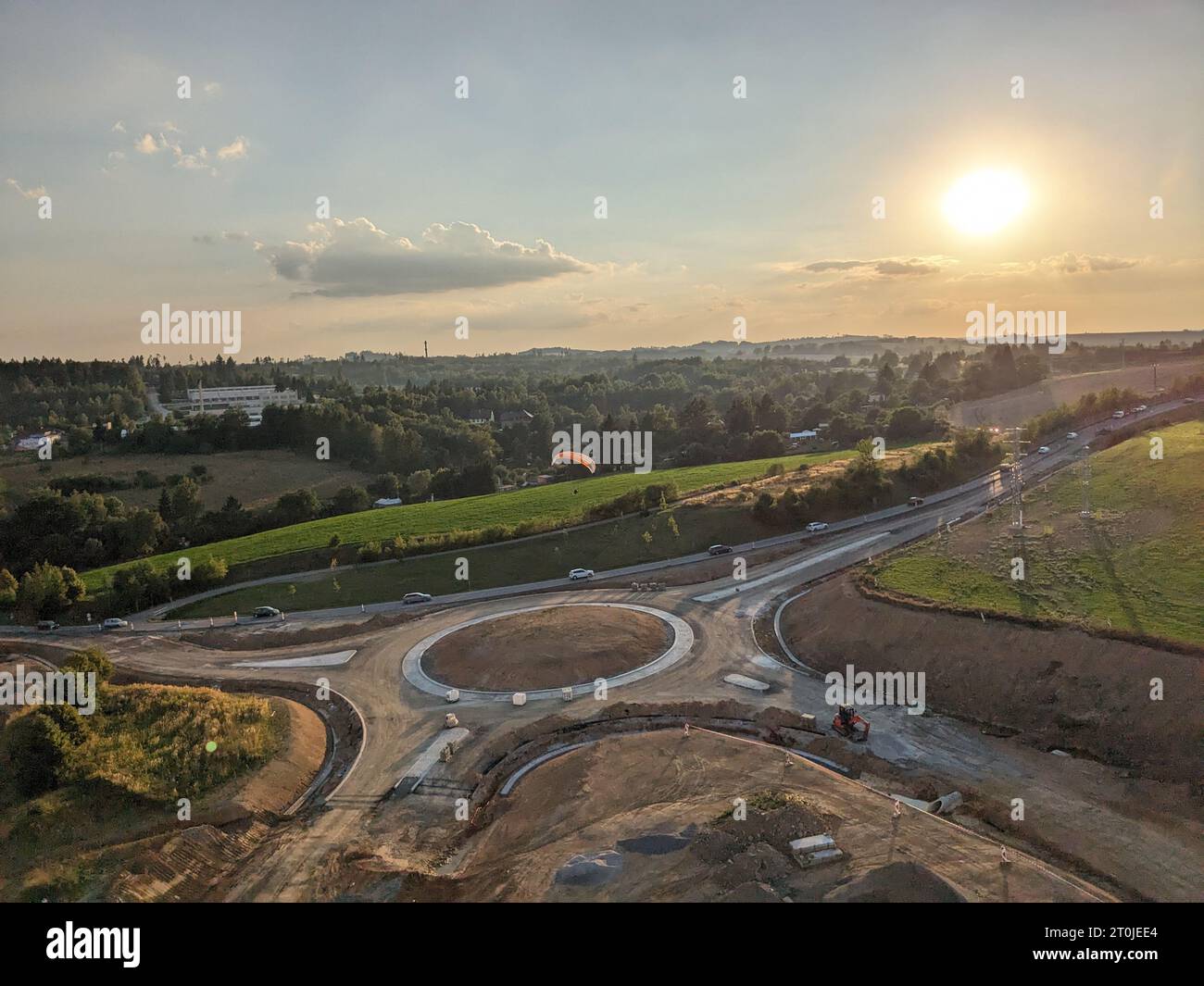 Bau der Umgehungsstraße der Stadt Jihlava mit Kreisverkehr und Brücken, republik Czeh, im Bau befindliche Verkehrsinfrastruktur, Luftpanor Stockfoto