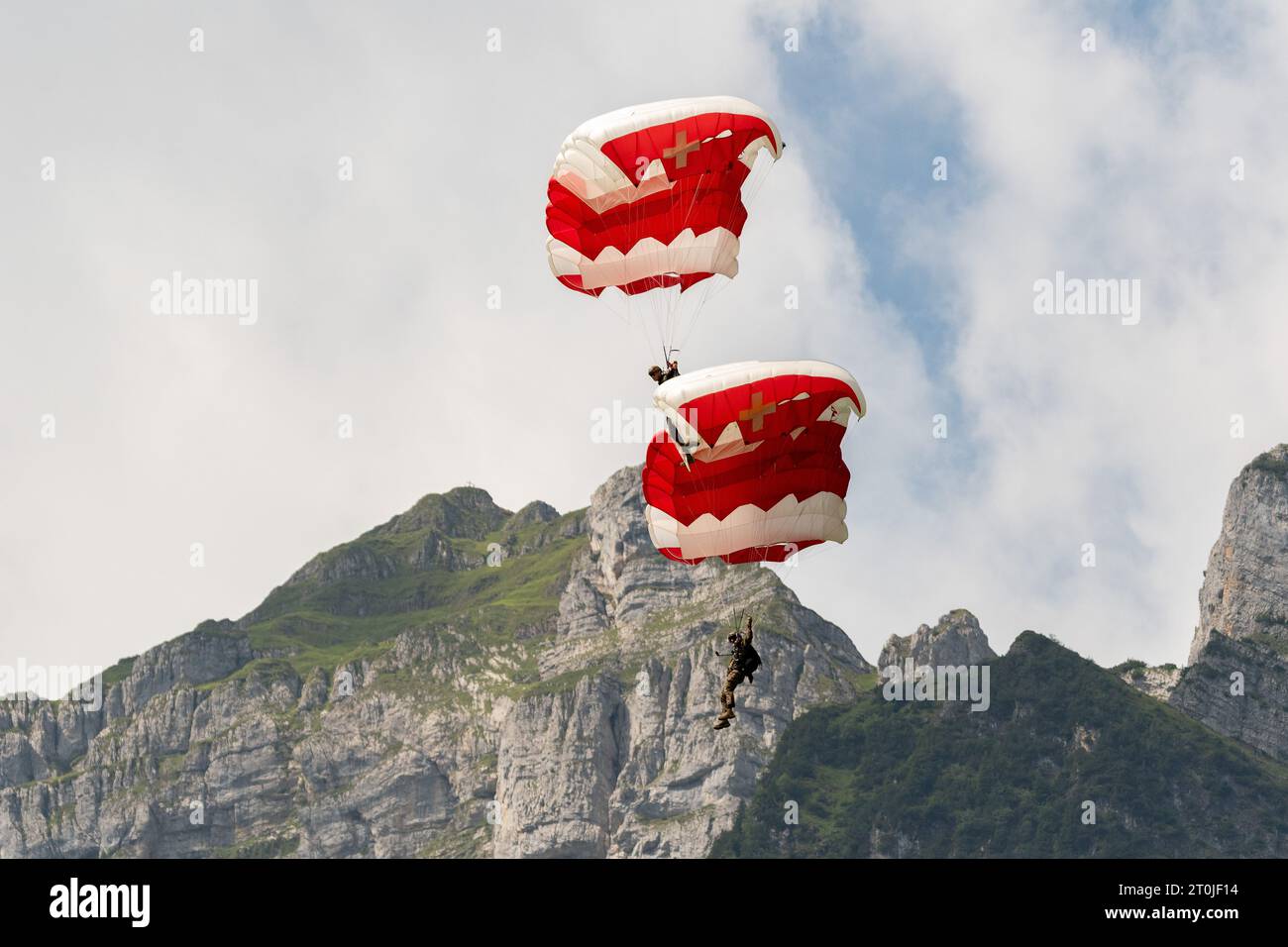 Mollis, Schweiz, 18. August 2023 Fallschirmspringer während einer Flugschau Stockfoto