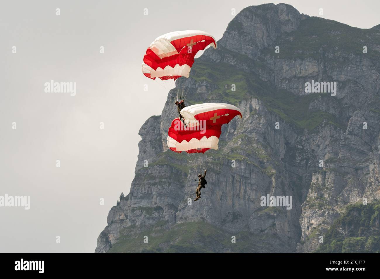 Mollis, Schweiz, 18. August 2023 Fallschirmspringer während einer Flugschau Stockfoto