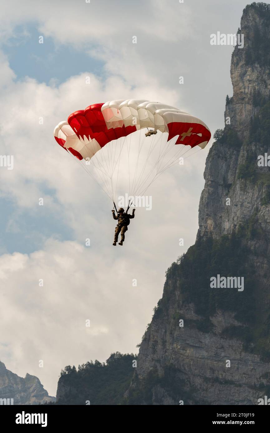 Mollis, Schweiz, 18. August 2023 Fallschirmspringer während einer Flugschau Stockfoto