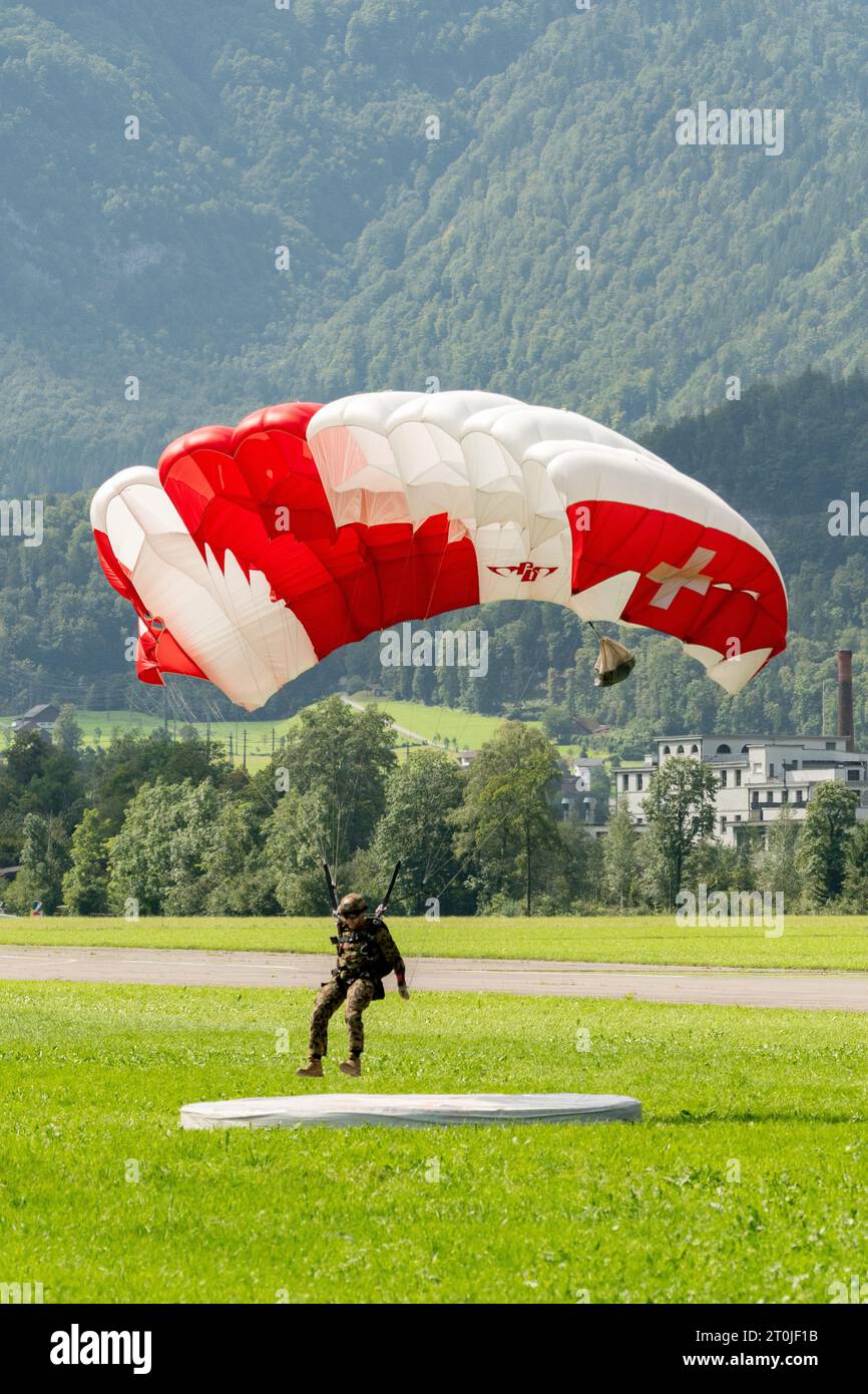 Mollis, Schweiz, 18. August 2023 Fallschirmspringer während einer Flugschau Stockfoto