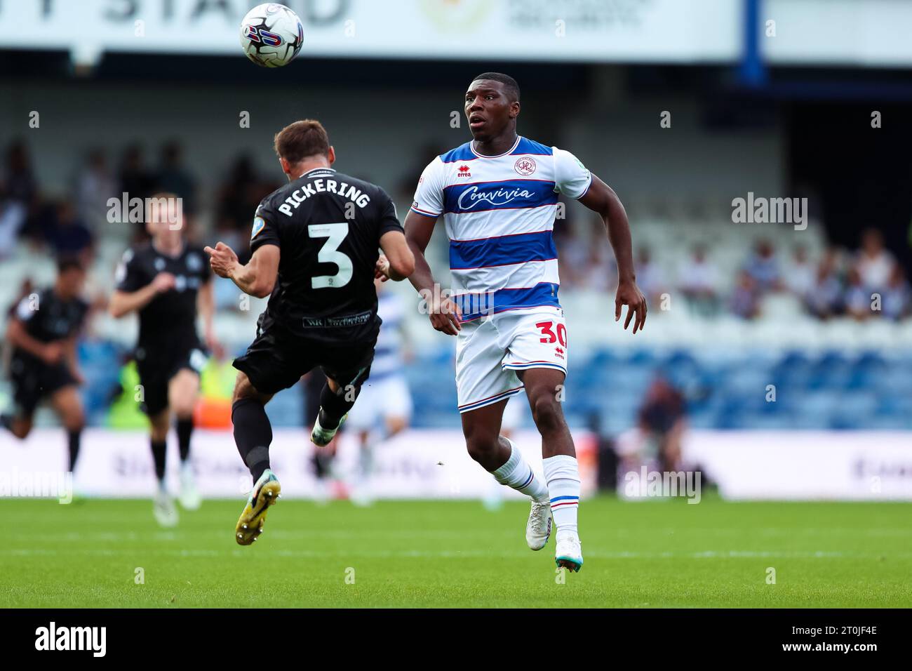 Sinclair Armstrong der Queens Park Rangers übt Druck auf Harry Pickering der Blackburn Rovers während des Sky Bet Championship Matches in der Loftus Road aus. Bilddatum: Samstag, 7. Oktober 2023. Stockfoto