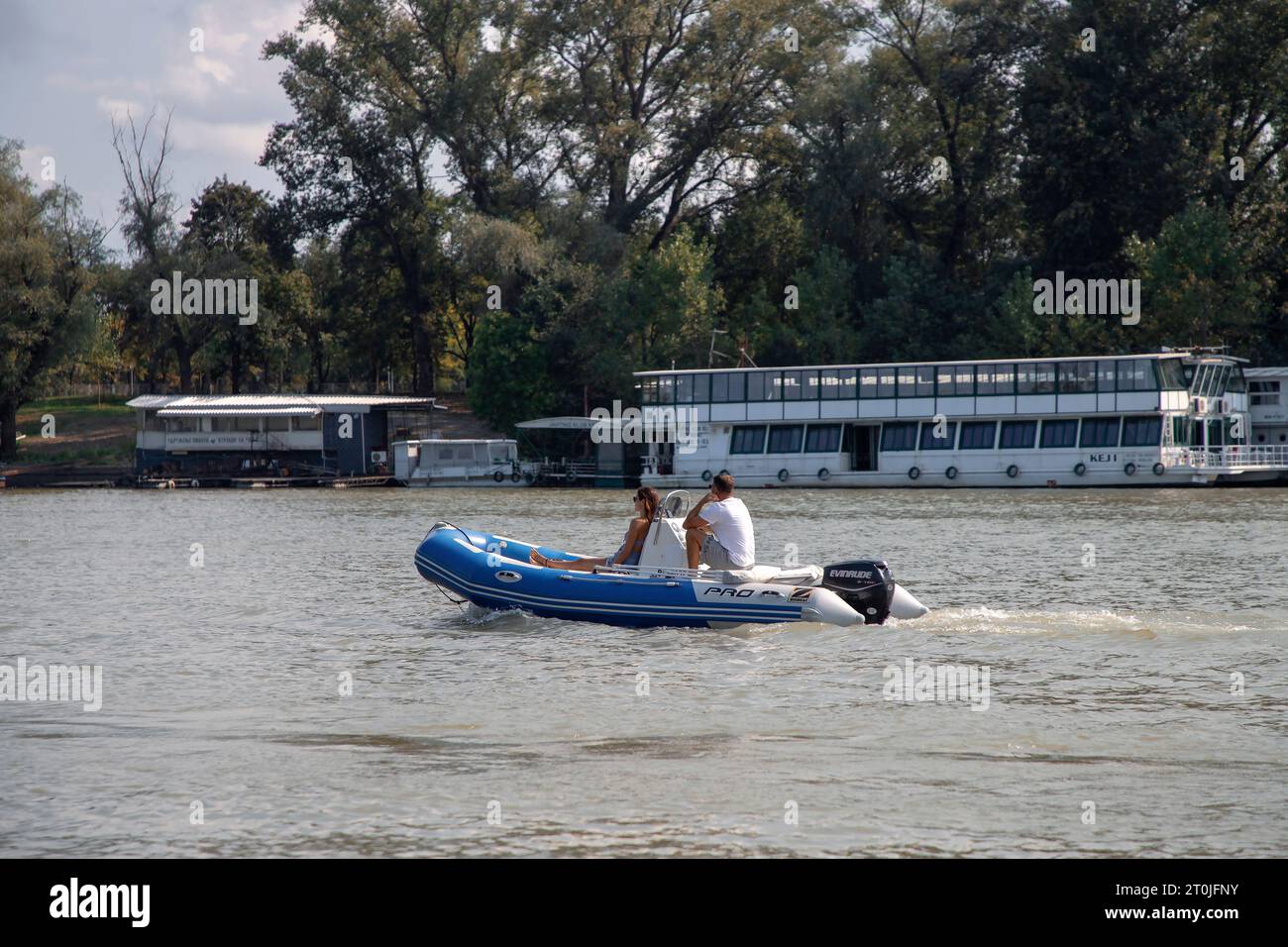 Belgrad, Serbien, 17. September 2023: Ein junges Paar, das eine RIB-Boot-Fahrt macht Stockfoto