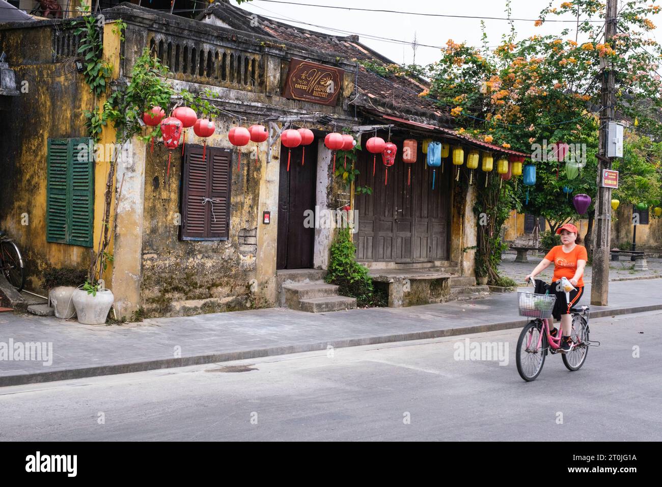 Hoi An, Vietnam. Das Gebäude aus der Kolonialzeit ist heute ein Café. Stockfoto