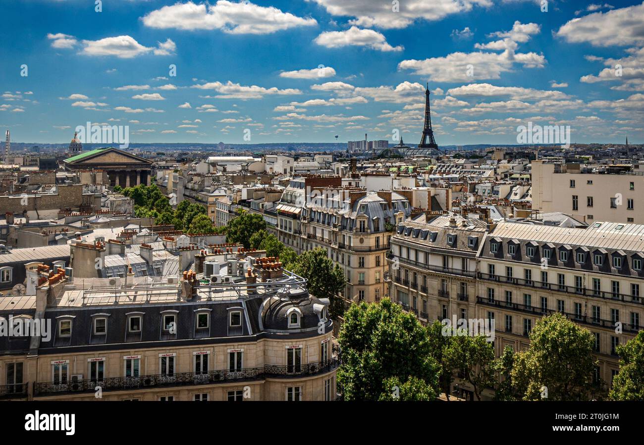 Paris von oben: Ein atemberaubender Blick auf den Eiffelturm, das Panthéon und die berühmten Dächer der Stadt des Lichts. Stockfoto