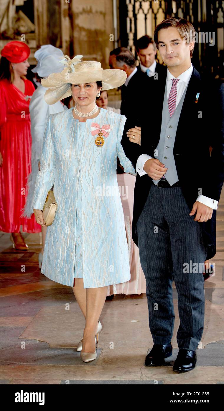 Mafra, Portugal. Oktober 2023. H.R.H. Lady Dona Isabel de Braganza und Prinz Dinis, Herzog von Porto, treffen am 7. Oktober 2023 im Basílica Palacio de Mafra ein, um an der Hochzeit von Prinzessin Maria Francisca de Braganza und Duarte de Sousa Araujo Martins teilzunehmen Stockfoto