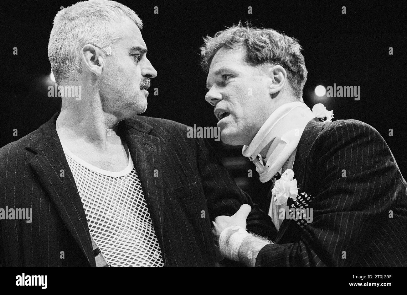 l-r: Dudley Stevens (Clegg), Loudon Wainwright III (Worsely) in OWNERS by Caryl Churchill at the Young Vic, London SE1 06/04/1987 Design: Mark Thompson Beleuchtung: Paul Denby Regie: Annie Castledine Stockfoto