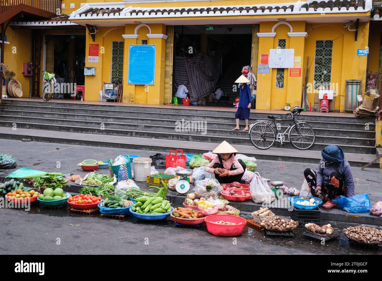 Hoi An, Vietnam. Gemüseverkäufer auf dem Markt. Stockfoto