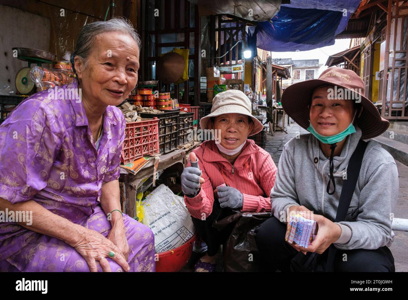 Hoi An, Vietnam. Drei Frauen mittleren Alters auf dem Markt. Stockfoto