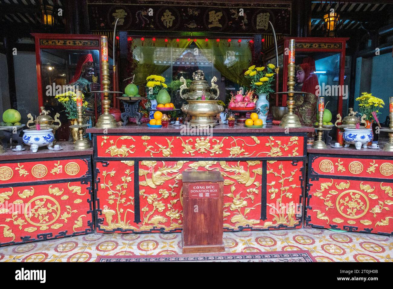Hoi An, Vietnam. Heiligtum Altar des Quan Cong Tempels. Stockfoto