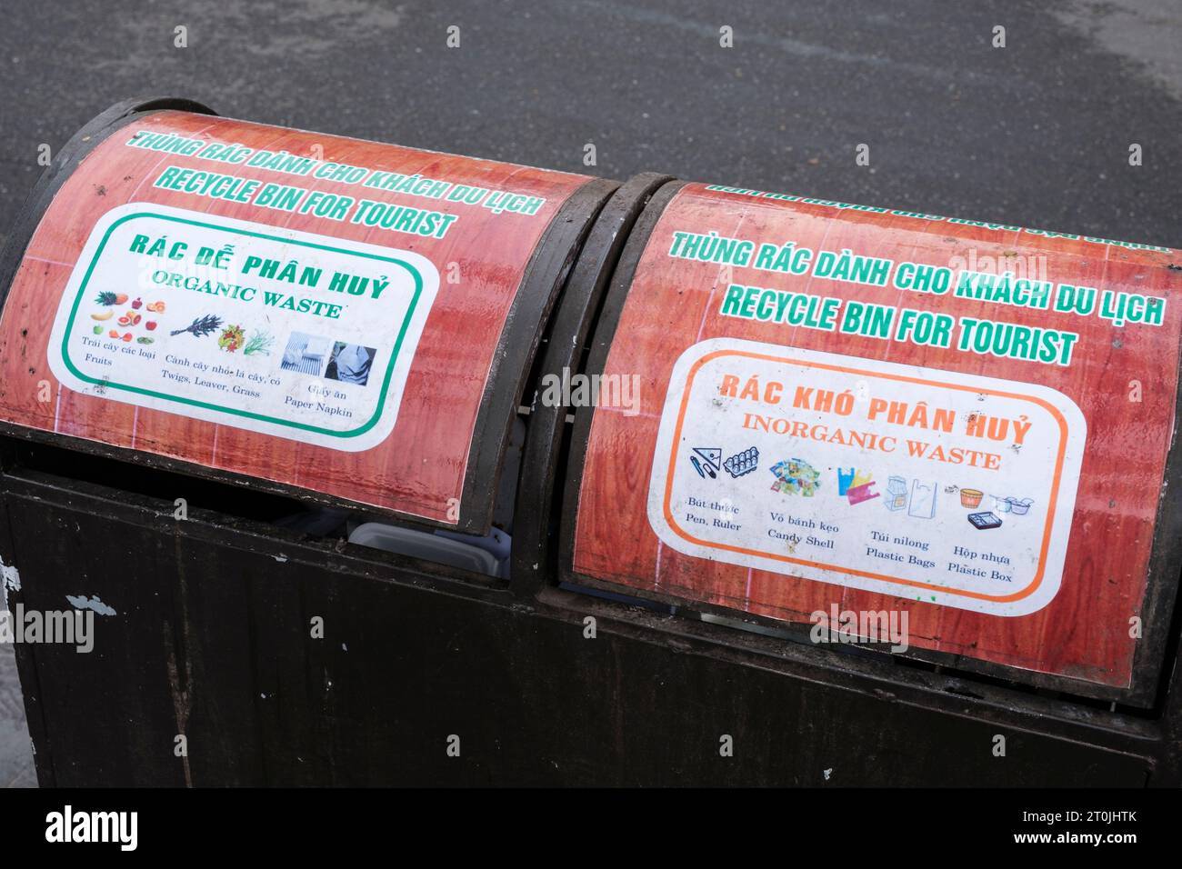 Hoi An, Vietnam. Recycling-Abfallbehälter, organisch und anorganisch. „Für Touristen.“ Stockfoto