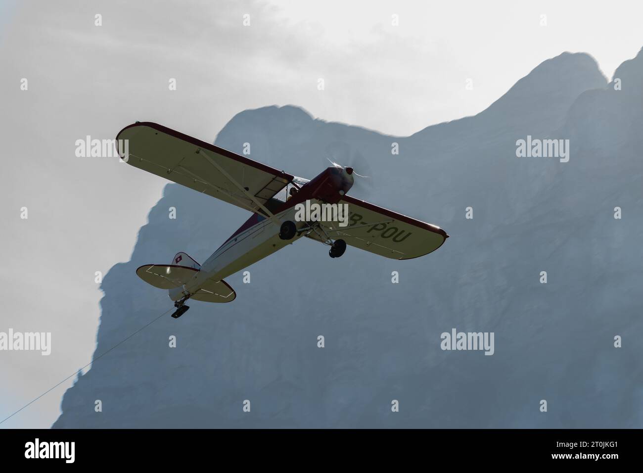 Mollis, Schweiz, 18. August 2023 HB-POU Piper PA-18 Super Cub startet von Start- und Landebahn 01 Stockfoto