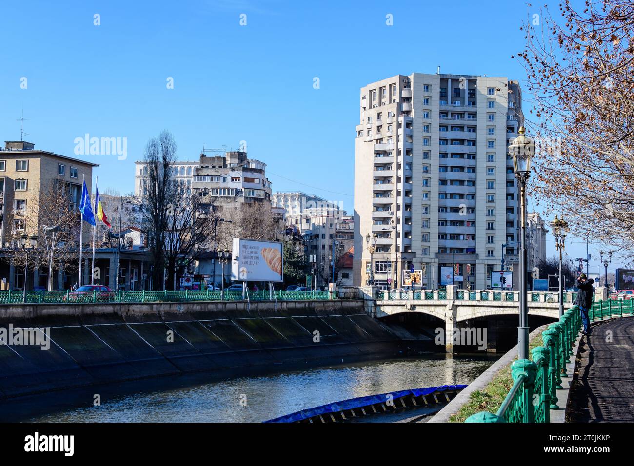 Bukarest, Rumänien, 2. Januar 2022: Moderne Gebäude in der Nähe des Natiunile Unite Platzes (Piata Natiunile Unite) und der Brücke am Dambovita-Fluss und wolkiges Blau Stockfoto