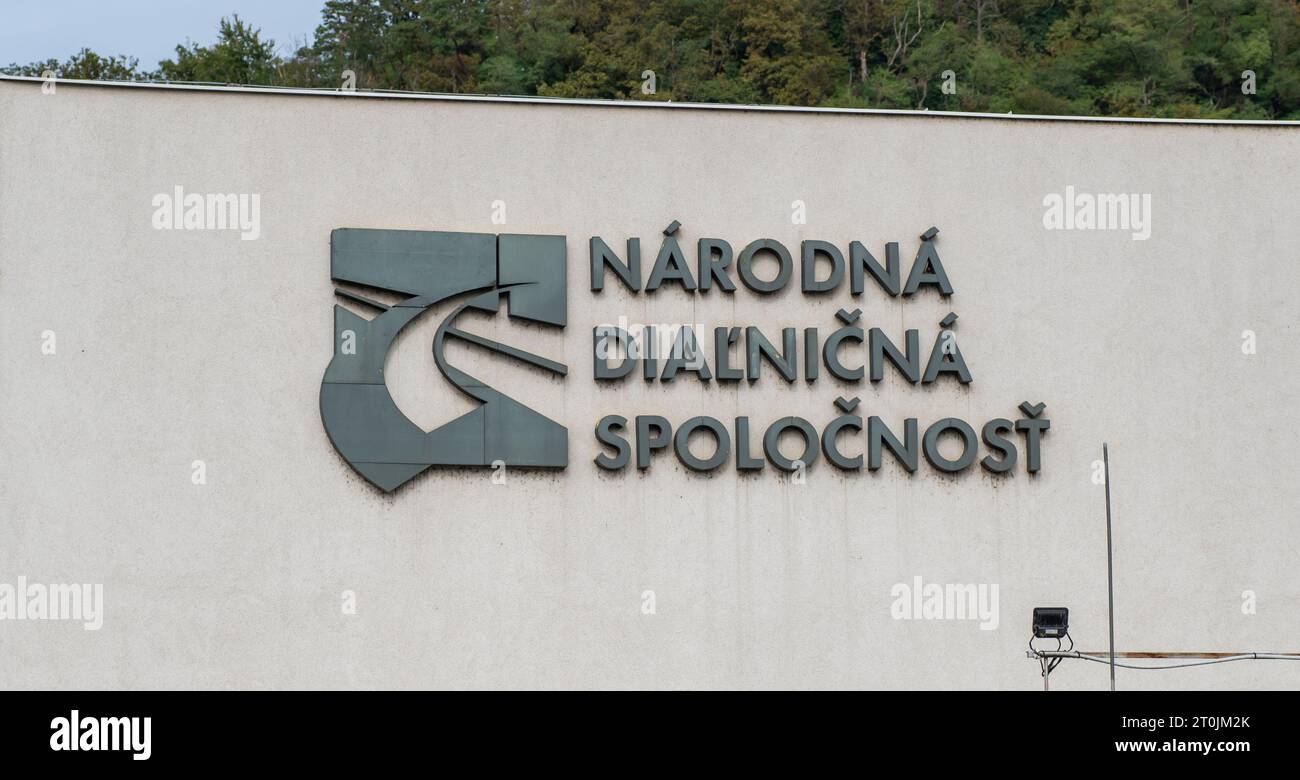 Nova Bana, Slowakei - 1. Oktober 2023: Schild der National Motorway Company. (Narodna Dialnicna Spolocnost). Stockfoto