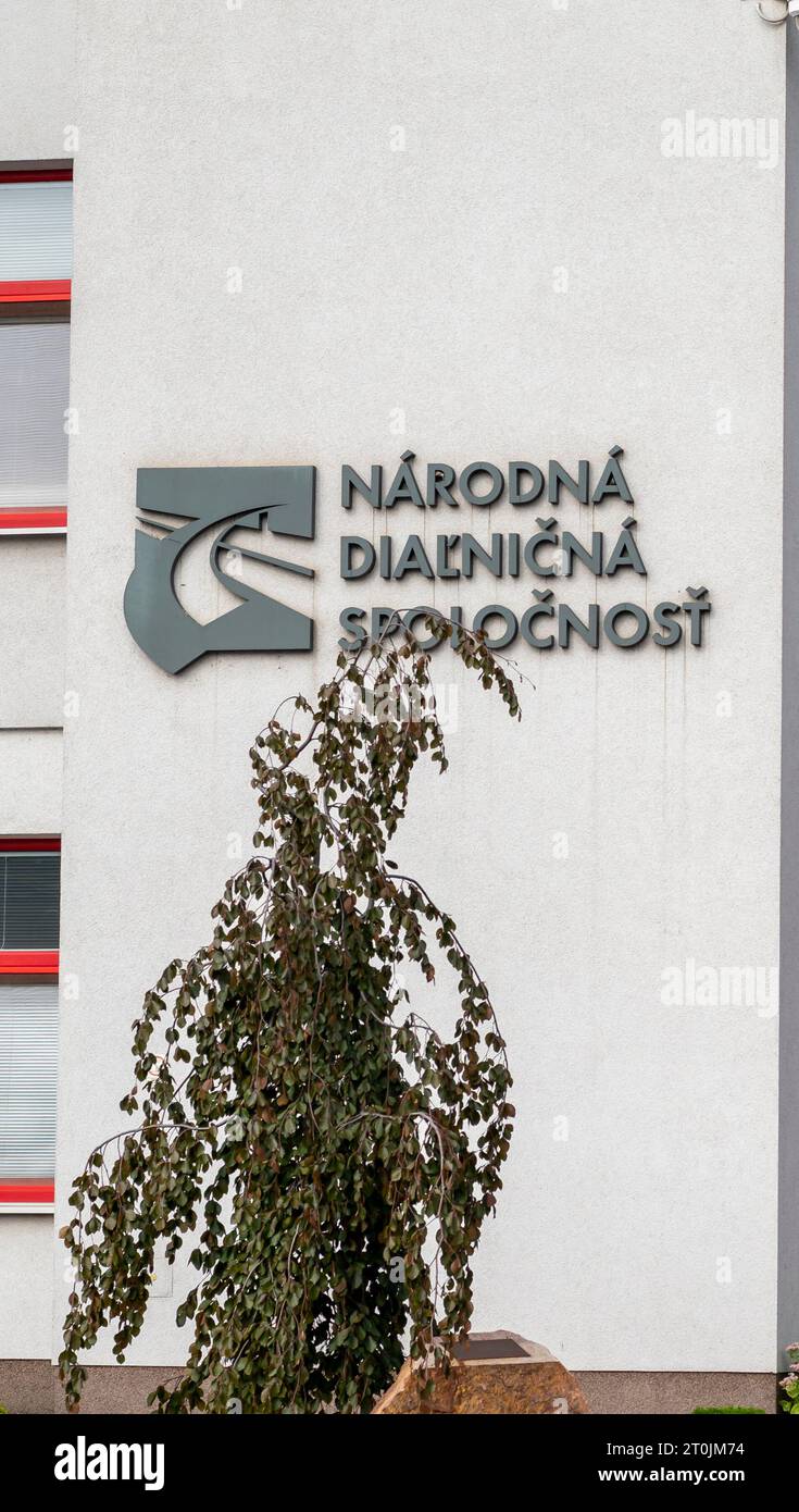 Nova Bana, Slowakei - 1. Oktober 2023: Schild der National Motorway Company. (Narodna Dialnicna Spolocnost). Stockfoto