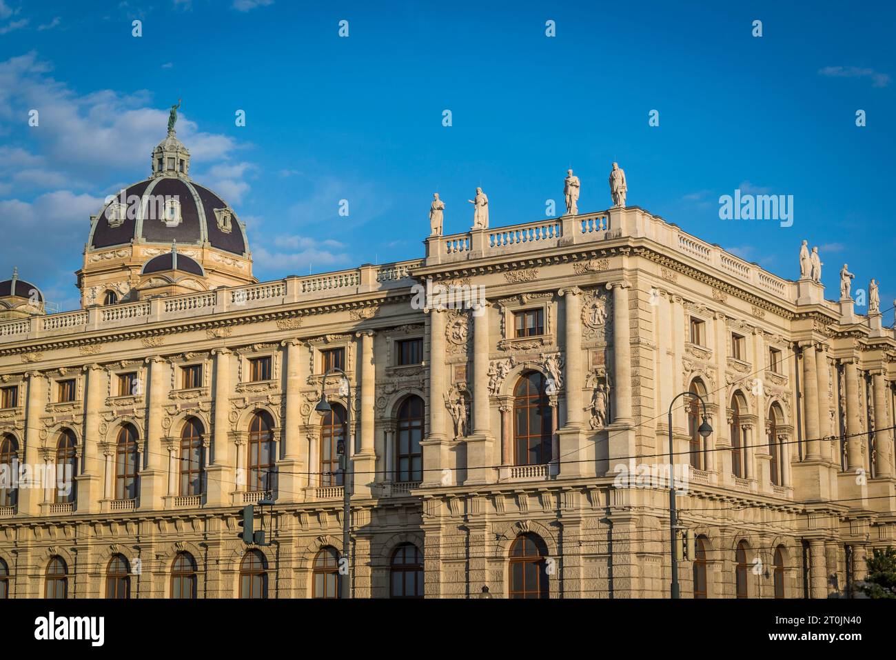 Neoklassizistische Architektur in der Ringstraße, der Wiener Ringstraße, die als Ringstraße um die historische Innere Stadt dient Stockfoto