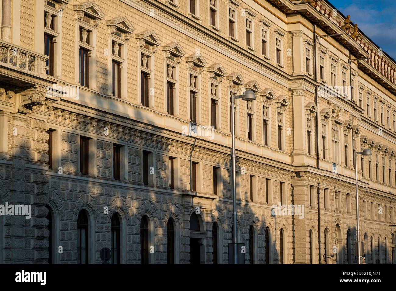 Neoklassizistische Architektur in der Ringstraße, der Wiener Ringstraße, die als Ringstraße um die historische Innere Stadt dient Stockfoto