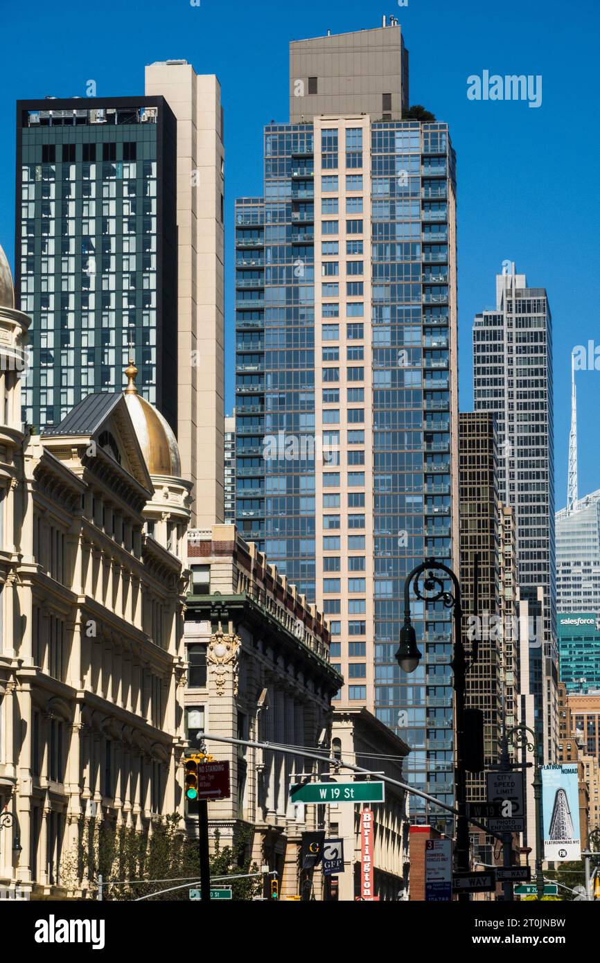 Imposante Wohnungstürme erheben sich über der Sixth Avenue in Chelsea, 2023, New York City, USA Stockfoto