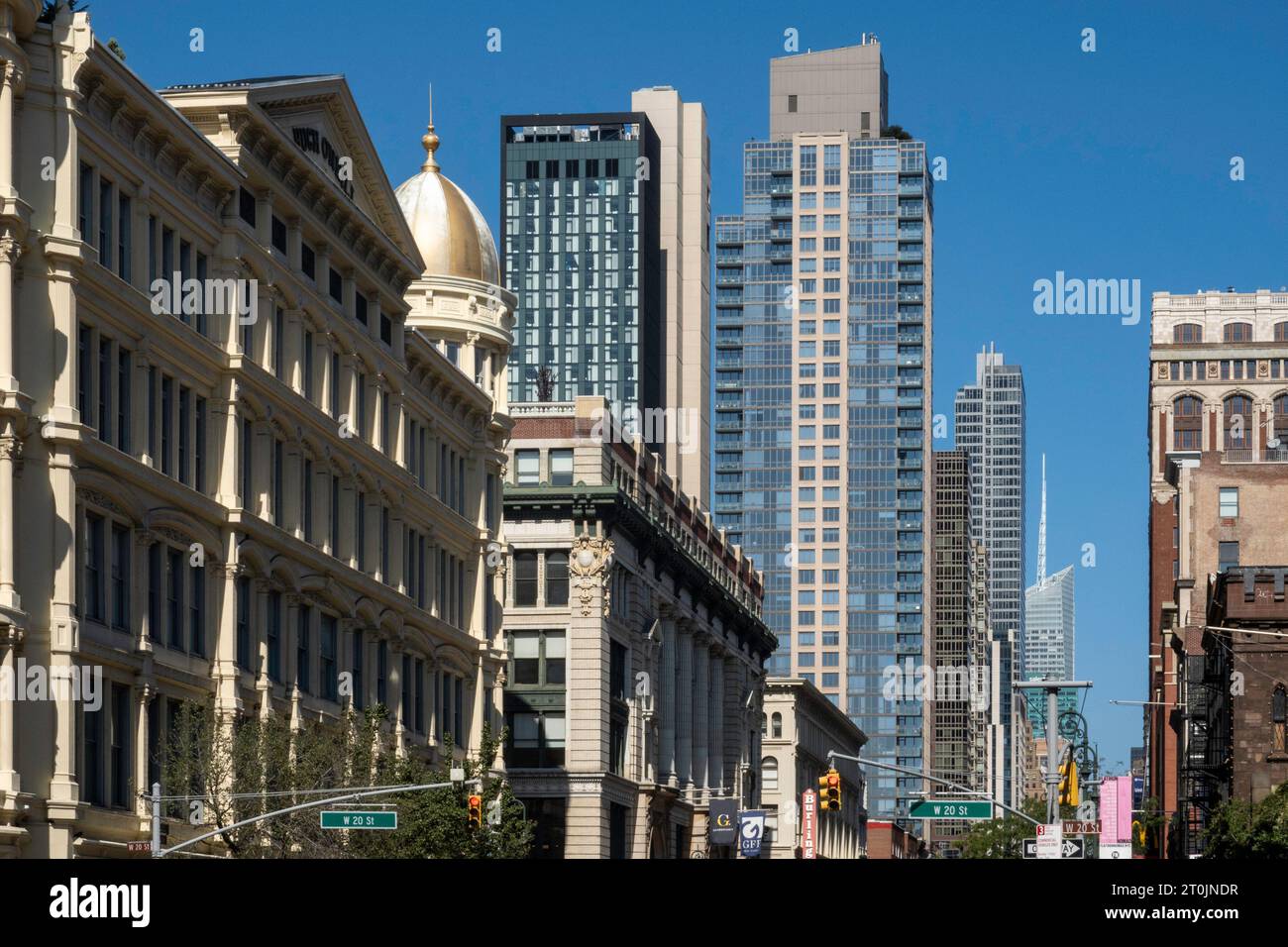 Imposante Wohnungstürme erheben sich über der Sixth Avenue in Chelsea, 2023, New York City, USA Stockfoto
