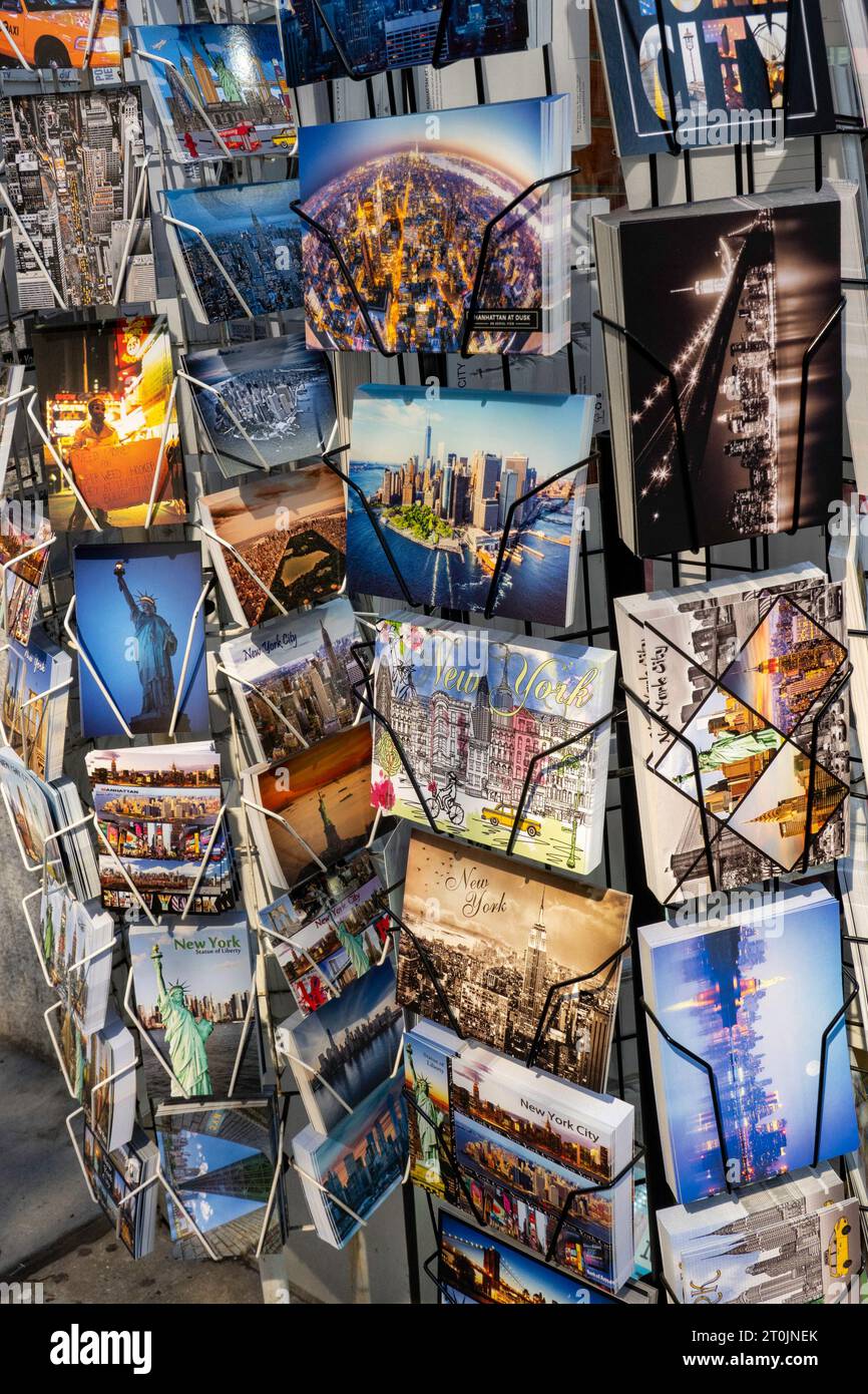 Postkarten vor einem Souvenirladen der Fifth Avenue, New York City, 2023, USA Stockfoto