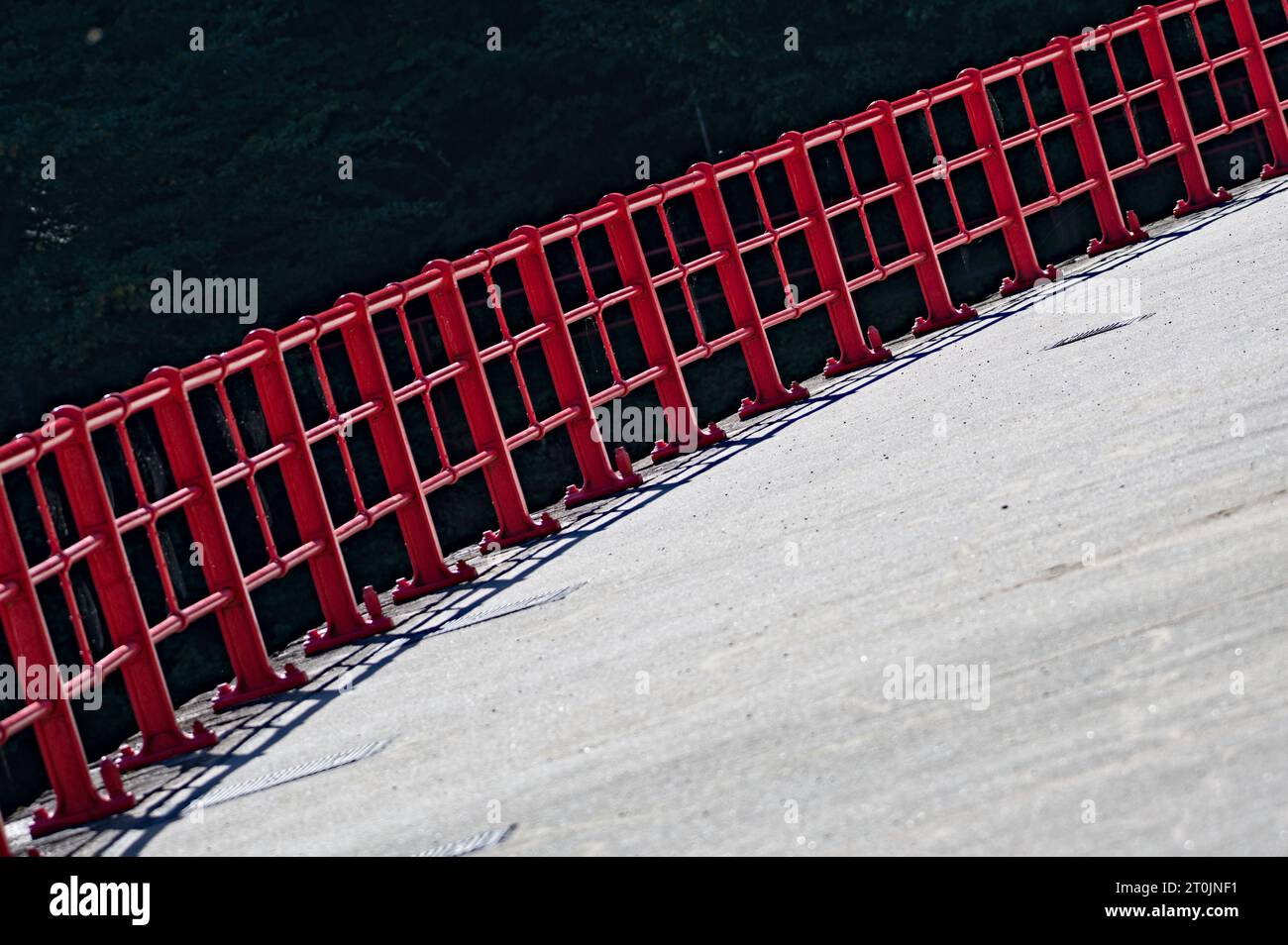 Abstrakte Fotografie des roten Sicherheitszauns an der Staumauer. Wasserreservoir Bystricka, Tschechische republik. Stockfoto