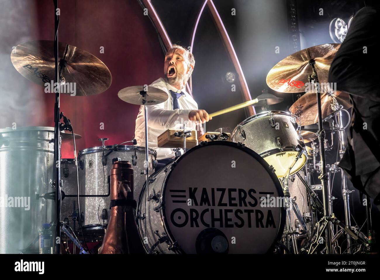 Oslo, Norwegen. Oktober 2023. Die norwegische Rockband Kaizers Orchestra gibt ein Live-Konzert in der Sentrum Scene in Oslo. Hier ist Drummer Rune Solheim live auf der Bühne zu sehen. (Foto: Gonzales Photo/Alamy Live News Stockfoto
