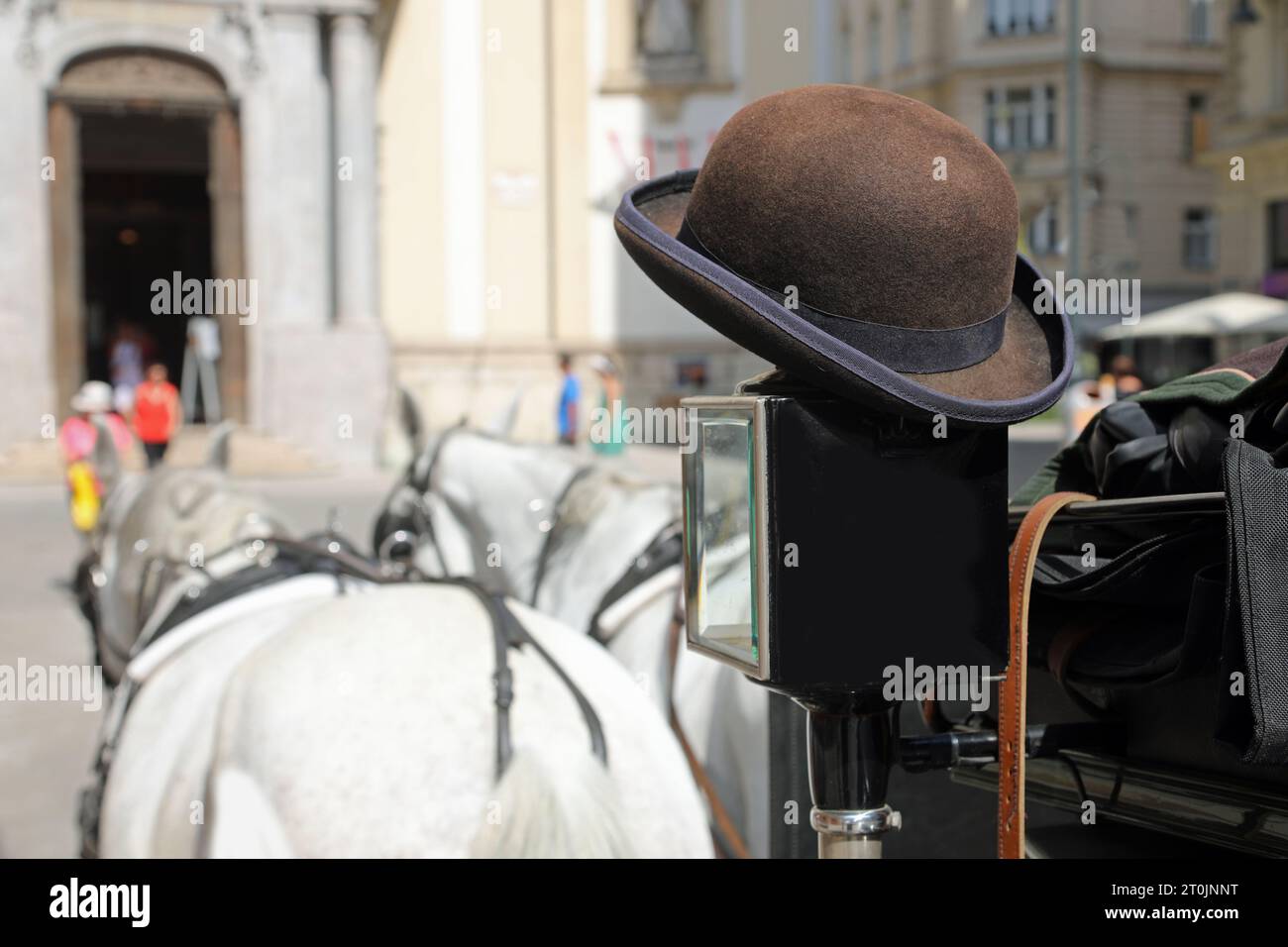 Bowler Hut des Kutschers, der Touristen in seinem Wagen durch die europäische Stadt führt Stockfoto