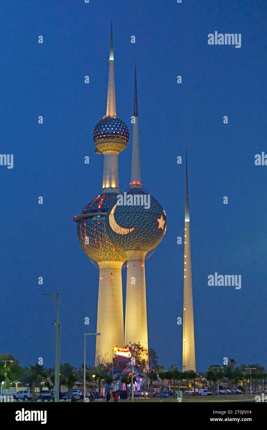 Kuwait Stadt, Kuwait - 7. Juni 2018: Berühmtes Wahrzeichen Kuwait Türme bei arabischen Nacht Touristenattraktionen. Stockfoto