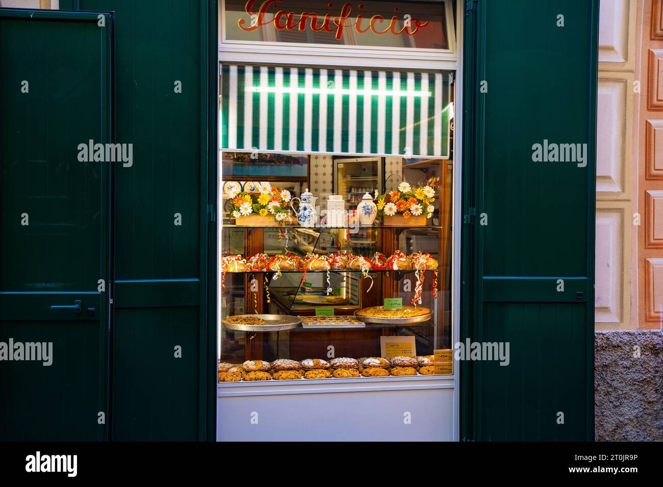 Ein einladendes warmes Fenster einer italienischen Bäckerei gefüllt mit frischem Brot, Gebäck und köstlichen Leckereien, die Sie riechen und schmecken können, wenn Sie sie nur betrachten Stockfoto