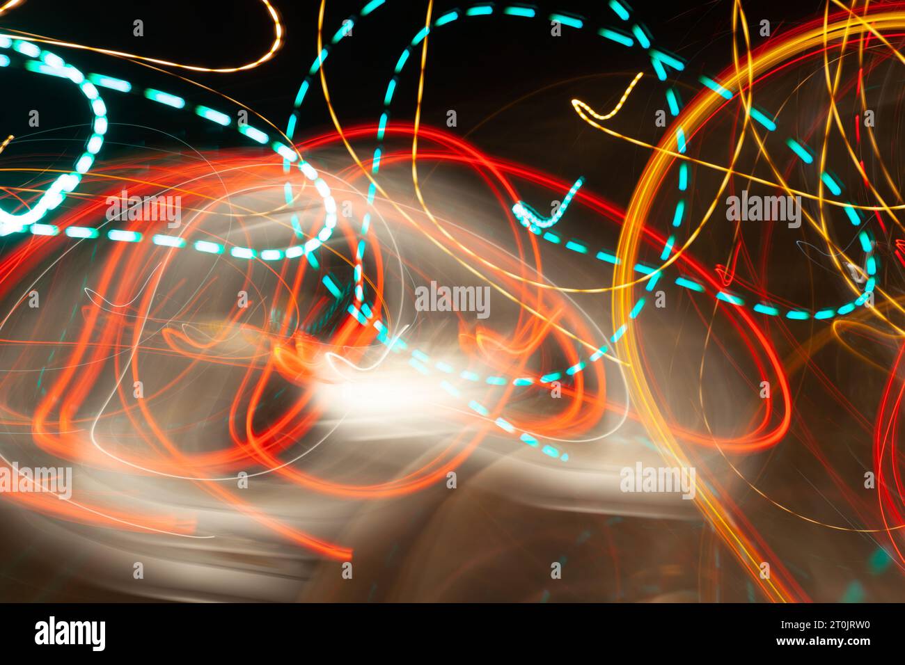 Abstrakter Hintergrund, Bewegungsunschärfe, echte LED-Lichter, die sich bei langsamer Verschlusszeit schnell bewegen Stockfoto