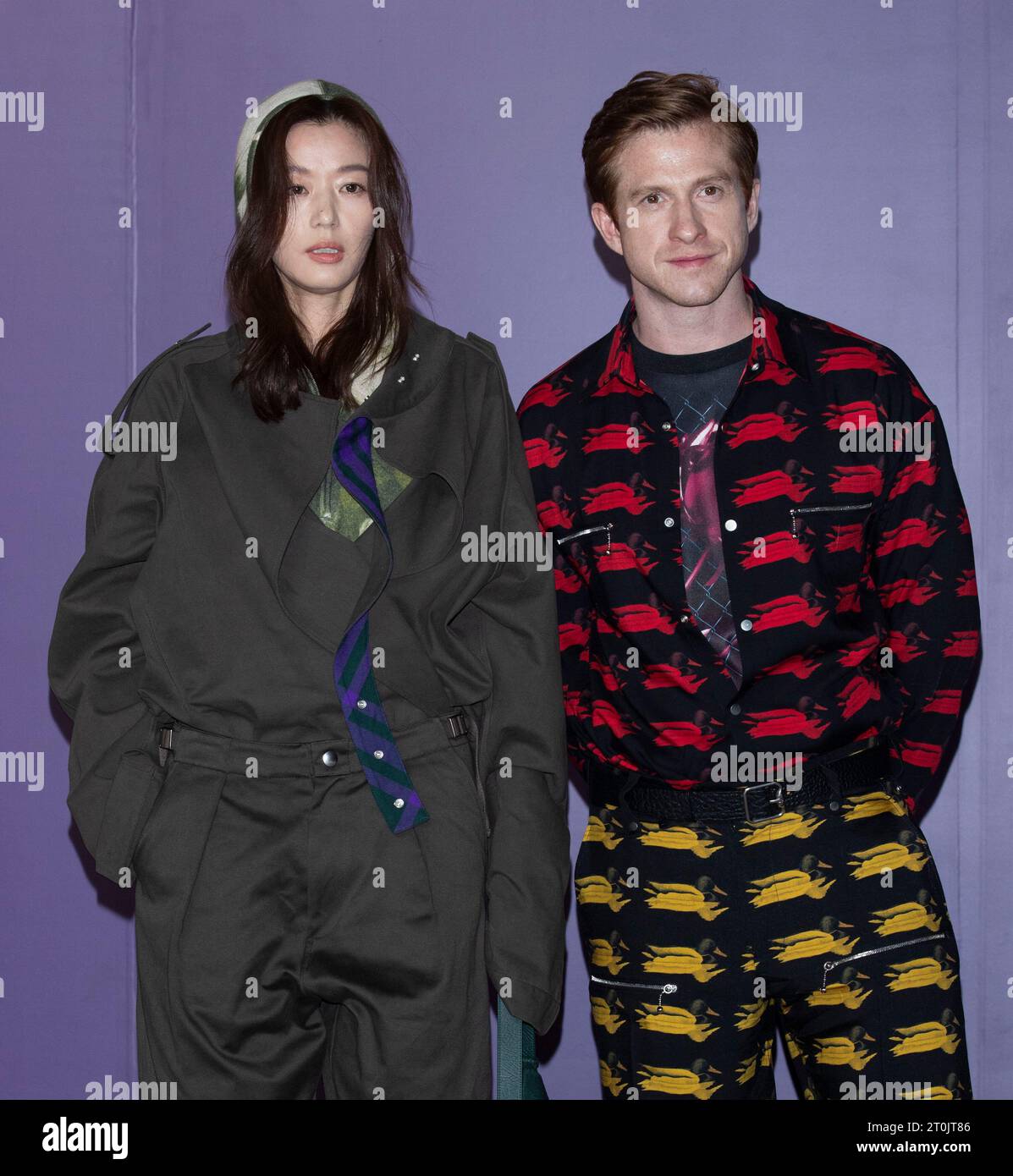 Seoul, Südkorea. Oktober 2023. (L bis R) die südkoreanische Schauspielerin Jun Ji-hyun und der Creative Director Daniel Lee nehmen am 6. Oktober 2023 am BURBERRY Rose Pop-up Store Event in Seoul, Südkorea, Teil. (Foto: Lee Young-HO/SIPA USA) Credit: SIPA USA/Alamy Live News Stockfoto