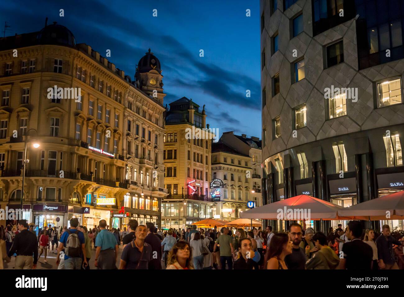 Menschenmassen im Zentrum von Wien, Österreich Stockfoto