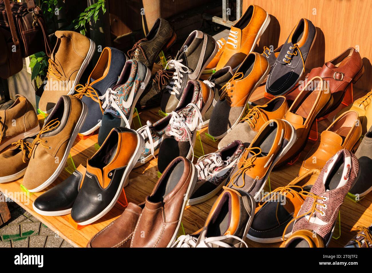 Hoi An, Vietnam. Schuhe und Sandalen zum Verkauf. Stockfoto