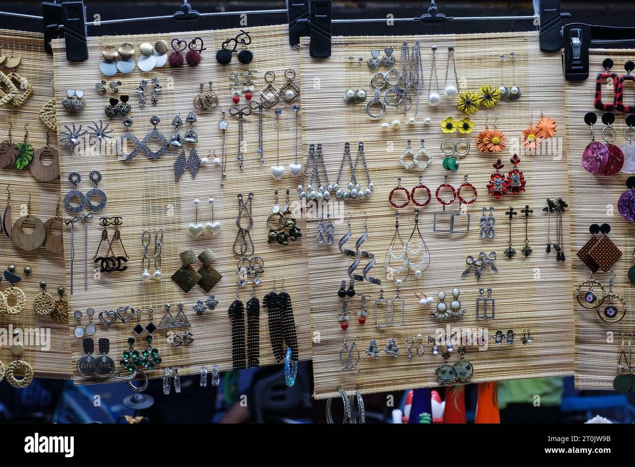 Hoi An, Vietnam. Nachtmarkt Souvenir verschiedene Pins, Ohrringe und Schmuck. Stockfoto