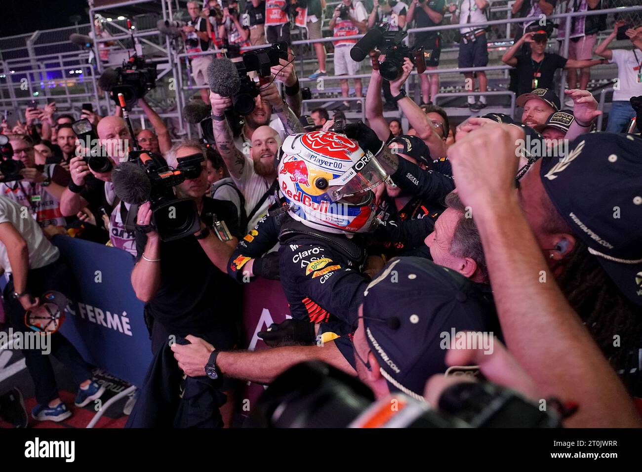 Losail, Katar. Oktober 2023. Motorsport: Formel-1-Weltmeisterschaft, großer Preis von Katar: Sprint-Rennen Max Verstappen aus den Niederlanden des Oracle Red Bull Teams wird zum dritten Mal Formel-1-Weltmeister und jubelt mit seinen Mechaniken. Quelle: Hasan Bratic/dpa/Alamy Live News Stockfoto