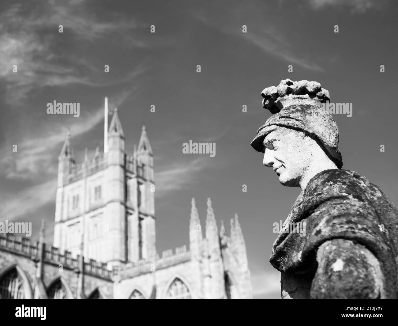 S&W Statue des römischen Soldaten, Legionär, in den Römischen Bädern, mit der Bath Abbey im Hintergrund, Bath, Somerset, England, Großbritannien, GB Stockfoto