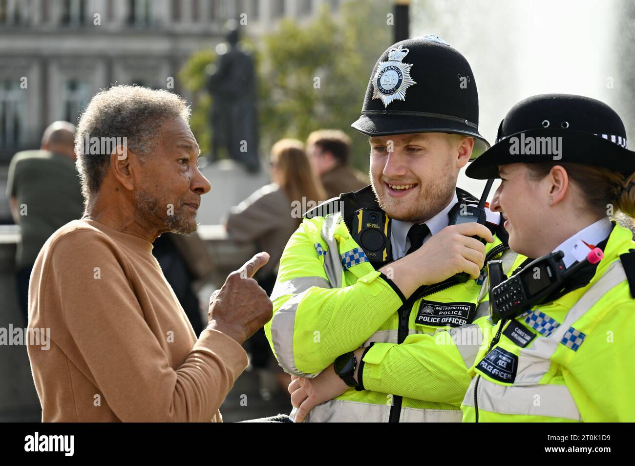 Metropolitan Police Officers, Trafalgar Square, London, Großbritannien Stockfoto