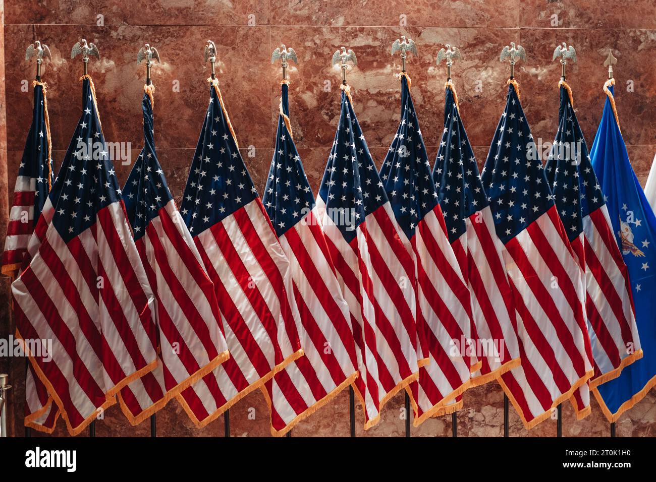 Viele amerikanische Flaggen hintereinander. Nationales Symbol der Vereinigten Staaten von Amerika Stockfoto