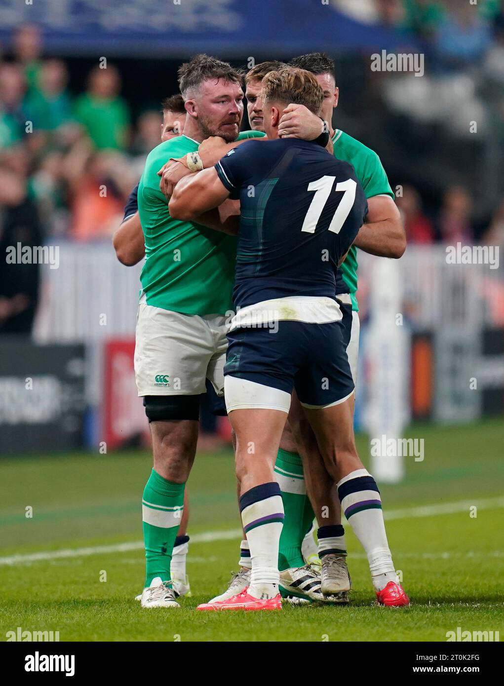 Zwischen dem irischen Peter O’Mahony und dem schottischen Duhan van der Merwe während der Rugby-Weltmeisterschaft 2023, Pool-B-Spiel im Stade de France in Paris, Frankreich. Bilddatum: Samstag, 7. Oktober 2023. Stockfoto