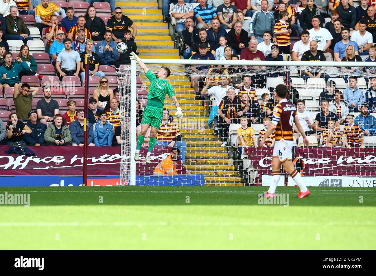 The University of Bradford Stadium, Bradford, England - 7. Oktober 2023 Murphy Mahoney Torhüter von Swindon Town gibt den Ball rund um die Post - während des Spiels Bradford City gegen Swindon Town, Sky Bet League Two, 2023/24, University of Bradford Stadium, Bradford, England - 7. Oktober 2023 Credit: Arthur Haigh/WhiteRosePhotos/Alamy Live News Stockfoto