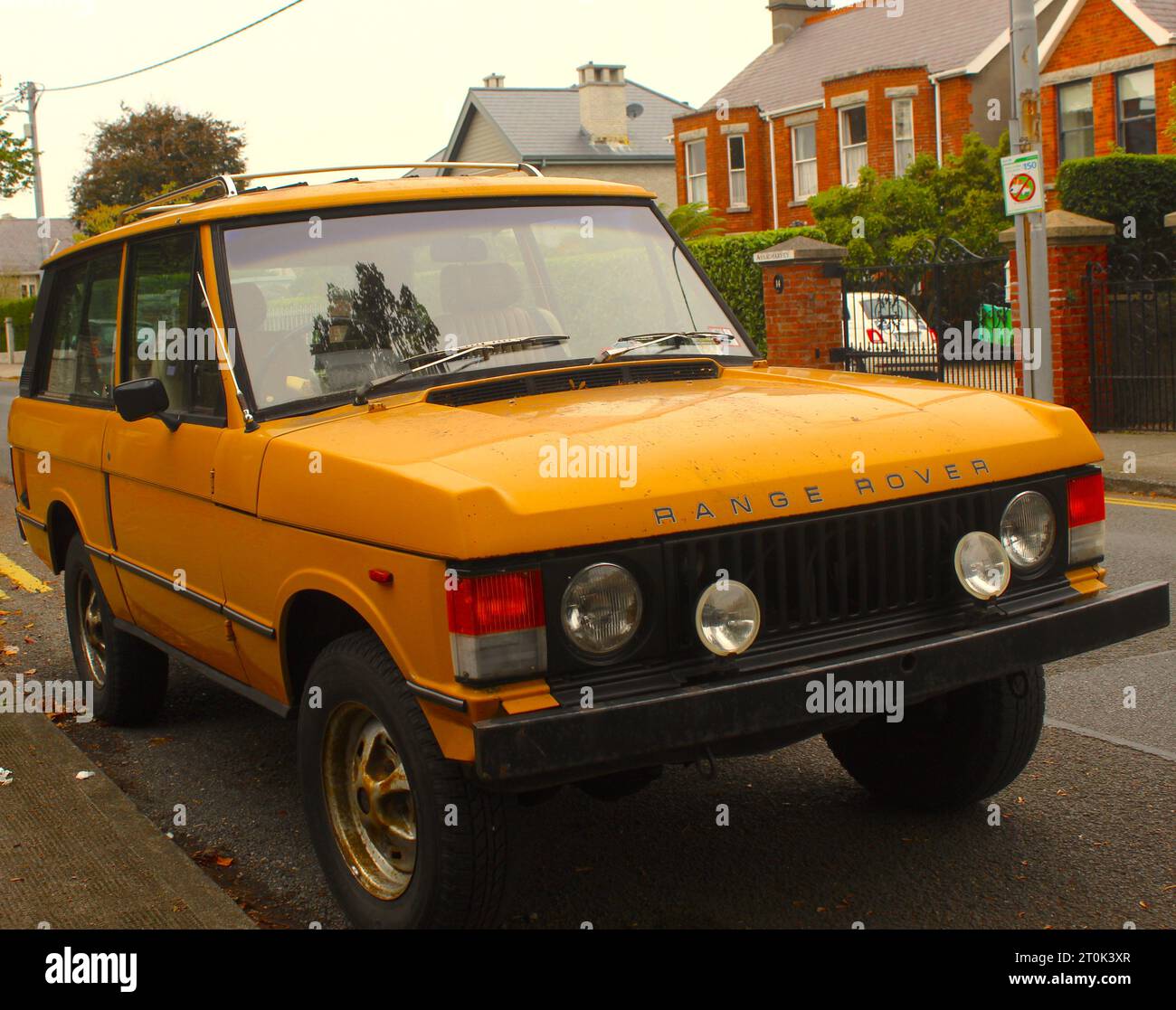 Ein Foto eines Range Rover Classic (Gelb) aus dem Jahr 1982. Stockfoto