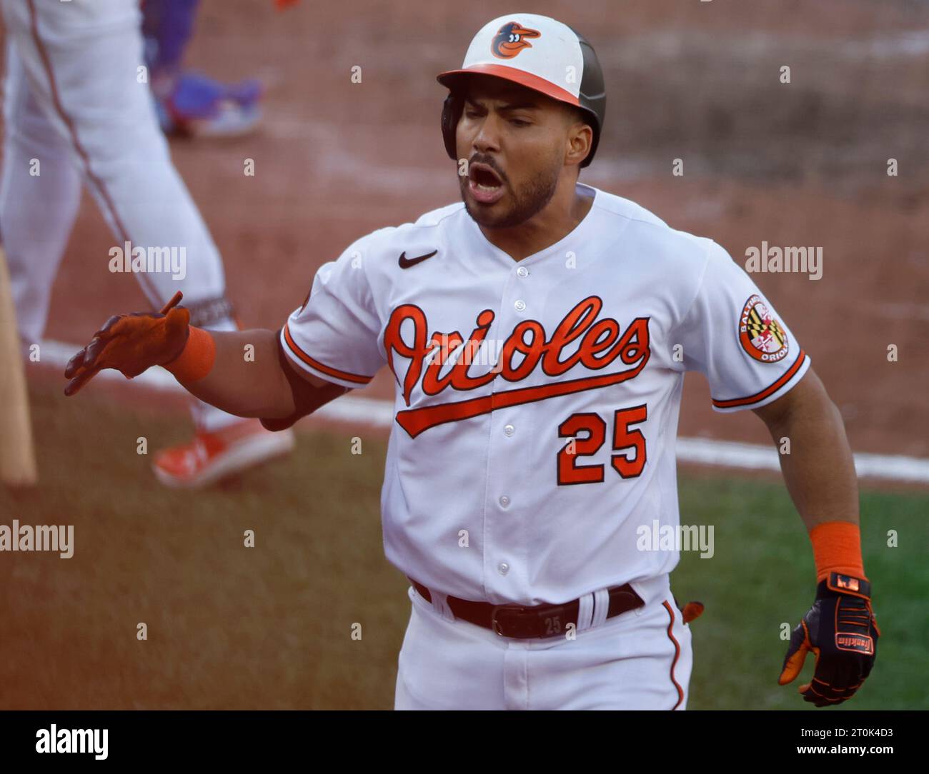 Baltimore, Usa. Oktober 2023. Anthony Santander feiert, nachdem er im sechsten Inning gegen die Texas Rangers im ersten Spiel einer MLB American League Division Series im Oriole Park in Camden Yards in Baltimore am Samstag, den 7. Oktober 2023, einen Solo-Homerun getroffen hat. Foto: Tasos Katopodis/UPI Credit: UPI/Alamy Live News Stockfoto