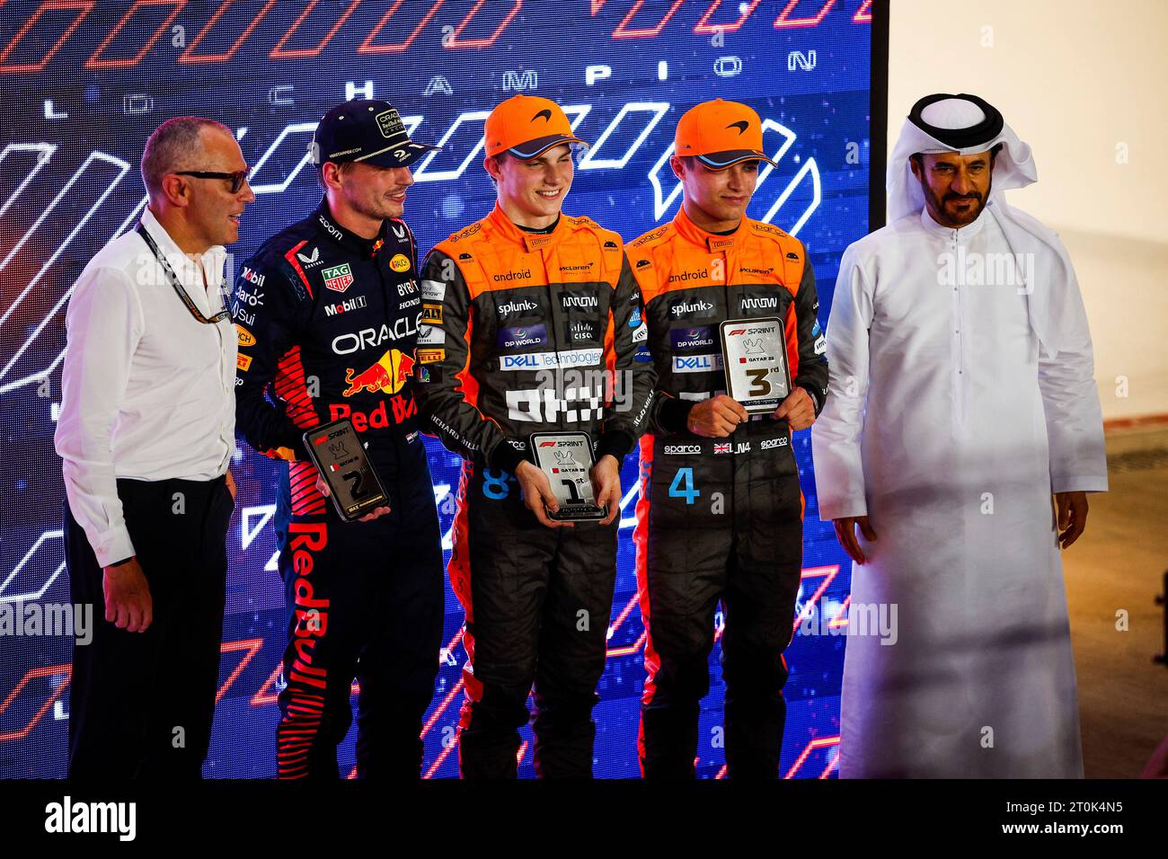 Doha, Katar. Oktober 2023. Stefano Domenicali (ITA, Präsident und CEO der Formel-1-Gruppe), #1 Max Verstappen (NLD, Oracle Red Bull Racing), #81 Oscar Piastri (aus, McLaren F1-Team), #4 Lando Norris (GBR, McLaren F1-Team), Mohammed Ben Sulayem (VAE, FIA-Präsident), F1 Grand Prix von Katar am 7. Oktober auf dem Lusail International Circuit, 2023 in Doha, Katar. (Foto von HOCH ZWEI) Credit: dpa/Alamy Live News Stockfoto