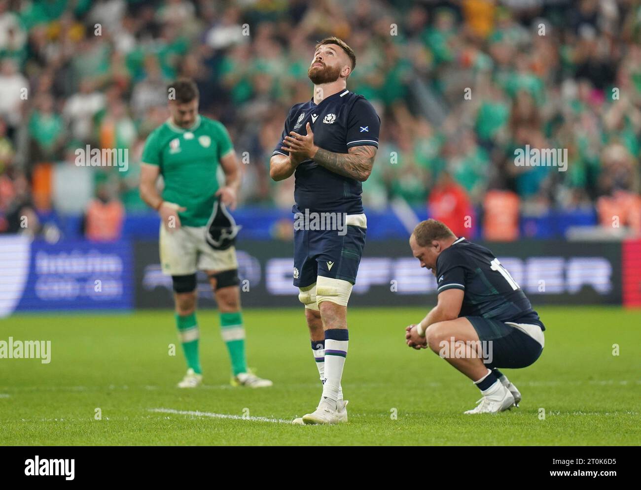 Der schottische Luke Crosbie und WP Nel scheinen nach der Rugby-Weltmeisterschaft 2023, Pool B Spiel im Stade de France in Paris, Frankreich, niedergeschlagen zu sein. Bilddatum: Samstag, 7. Oktober 2023. Stockfoto