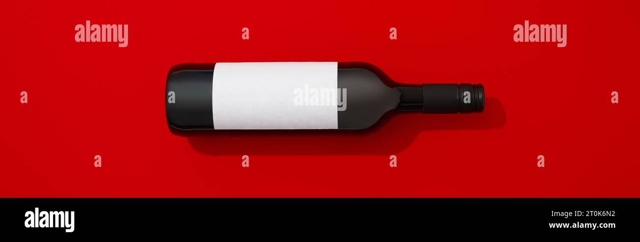 Weinflasche mit leerem Etikett. Rotwein auf farbigem Hintergrund mit Kopierraum Stockfoto