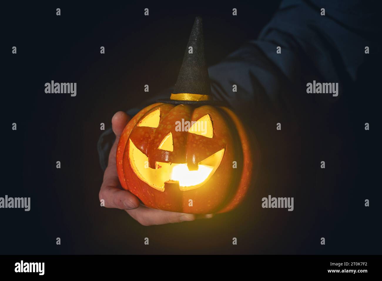 Augsburg, Bayern, Deutschland. Oktober 2023. Mann hält Halloween Laterne, Kürbis mit bösartigem Gesicht leuchtet bei Nacht *** Mann hält Halloween Laterne, Kürbis mit bösartigem Gesicht leuchtet bei Nacht Credit: Imago/Alamy Live News Stockfoto