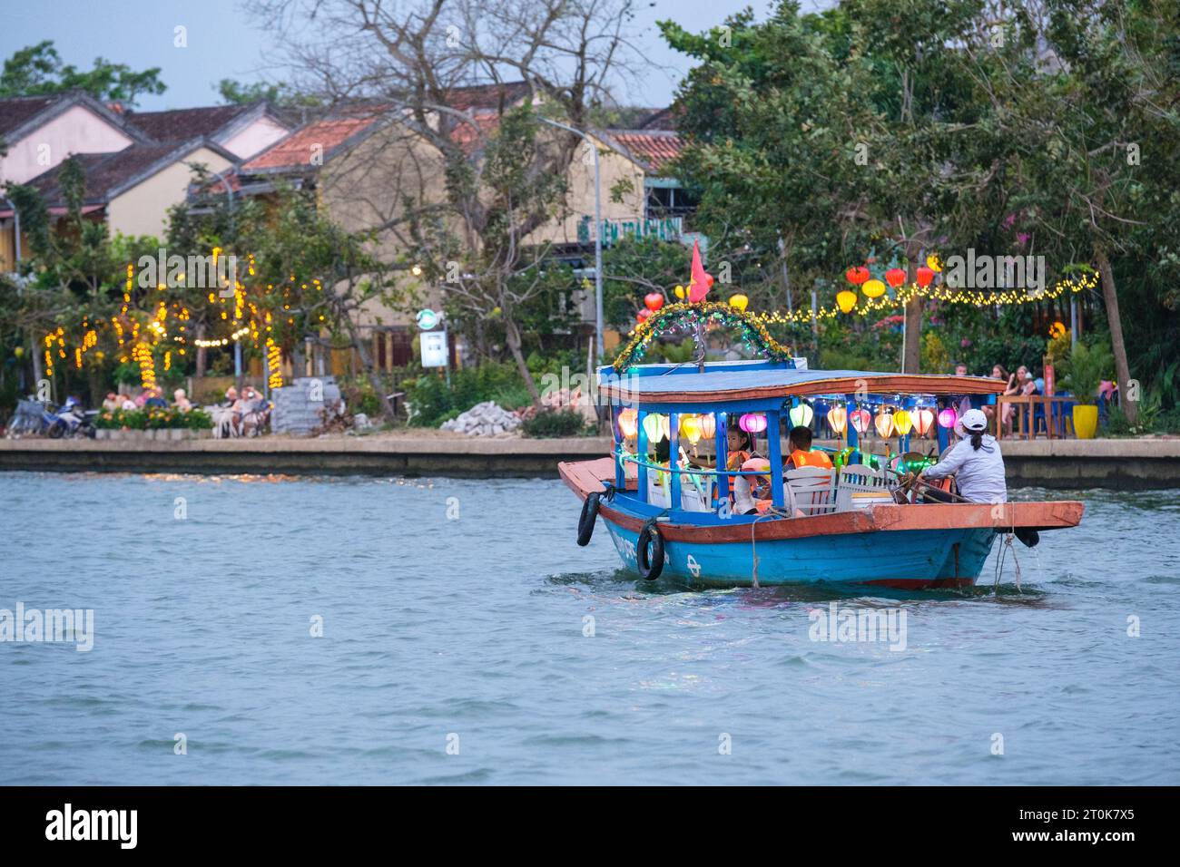 Hoi An, Vietnam. Touristenboot auf dem Fluss Thu Bon, am frühen Abend. Stockfoto