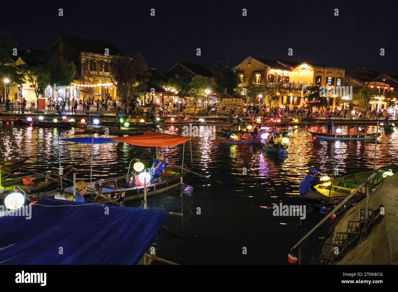 Hoi An, Vietnam. Touristenboote auf dem Fluss Thu Bon bei Nacht. Stockfoto