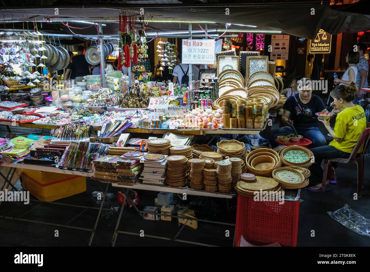 Hoi An, Vietnam. Nachtmarktverkäufer. Stockfoto